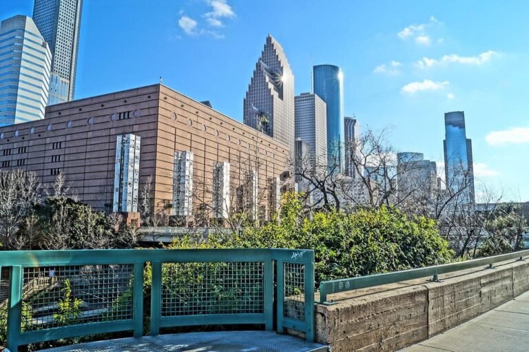 Displays the weather in Houston Downtown.